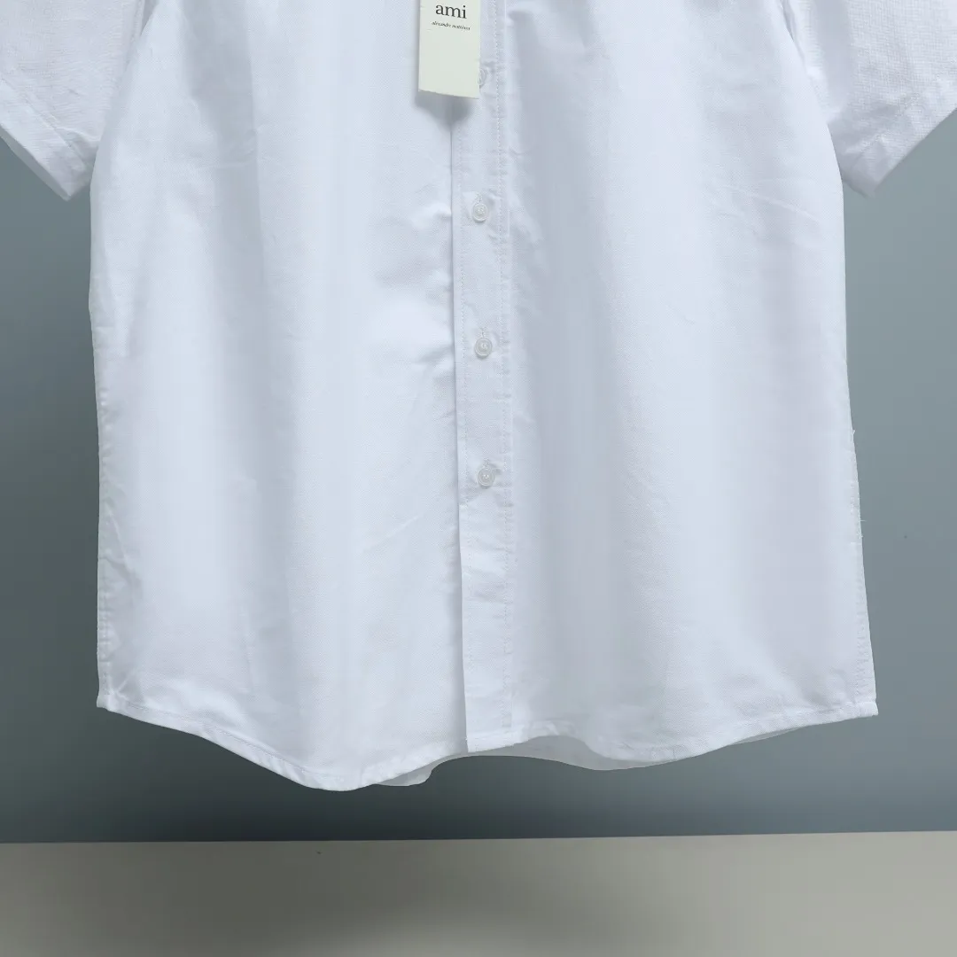 Ami Paris/Ami short-sleeved shirt is made of custom-made Oxford fabric, which has a crisp texture and subtle texture. It is breathable and durable, and will not collapse easily after being worn for a long time. The basic pure colors are clean and refreshing, and the iconic Red love A embroidery on the left chest is small and eye-catching, which is the finishing touch of brand recognition. The neat lapels and fitted tailoring are simple yet refined. It can be worn alone to create a refreshing daily look, or it can be worn as a Versatile inner layer to match a variety of styles, easily creating a casual yet high-end French atmosphere. Size: S M L XL